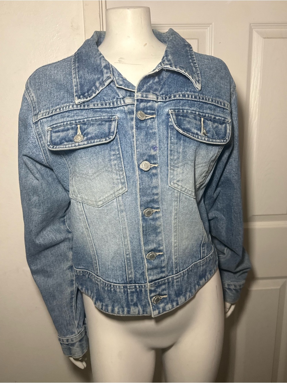 Best World Brand Women's Blue Cotton Denim Jacket Button Front Pockets Logo
L